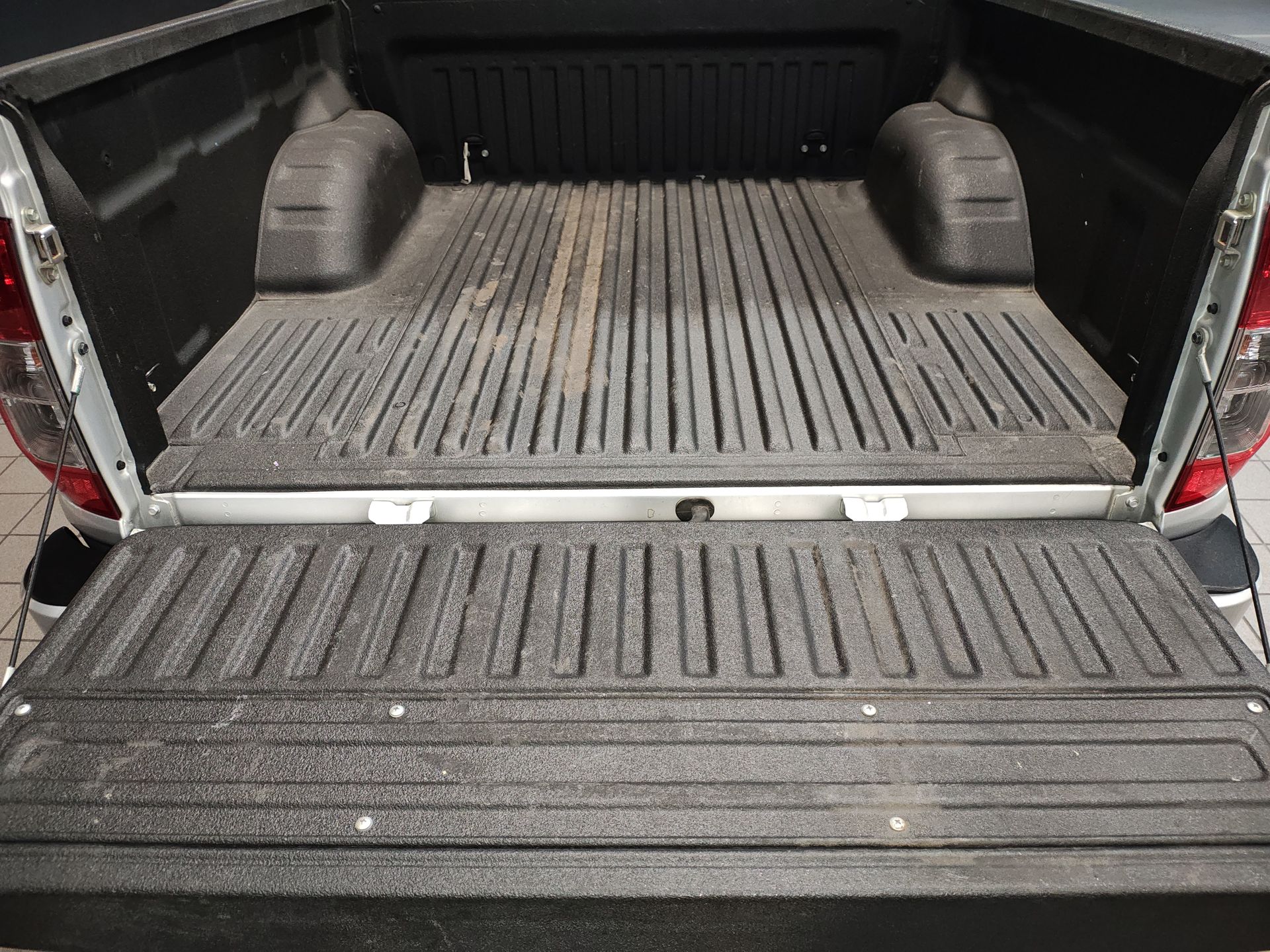 2024 Nissan FRONTIER FRONTIER LE TM 24