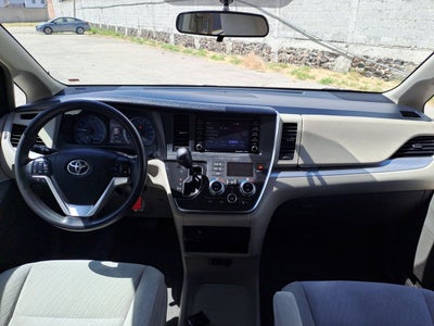 2018 Toyota SIENNA LE