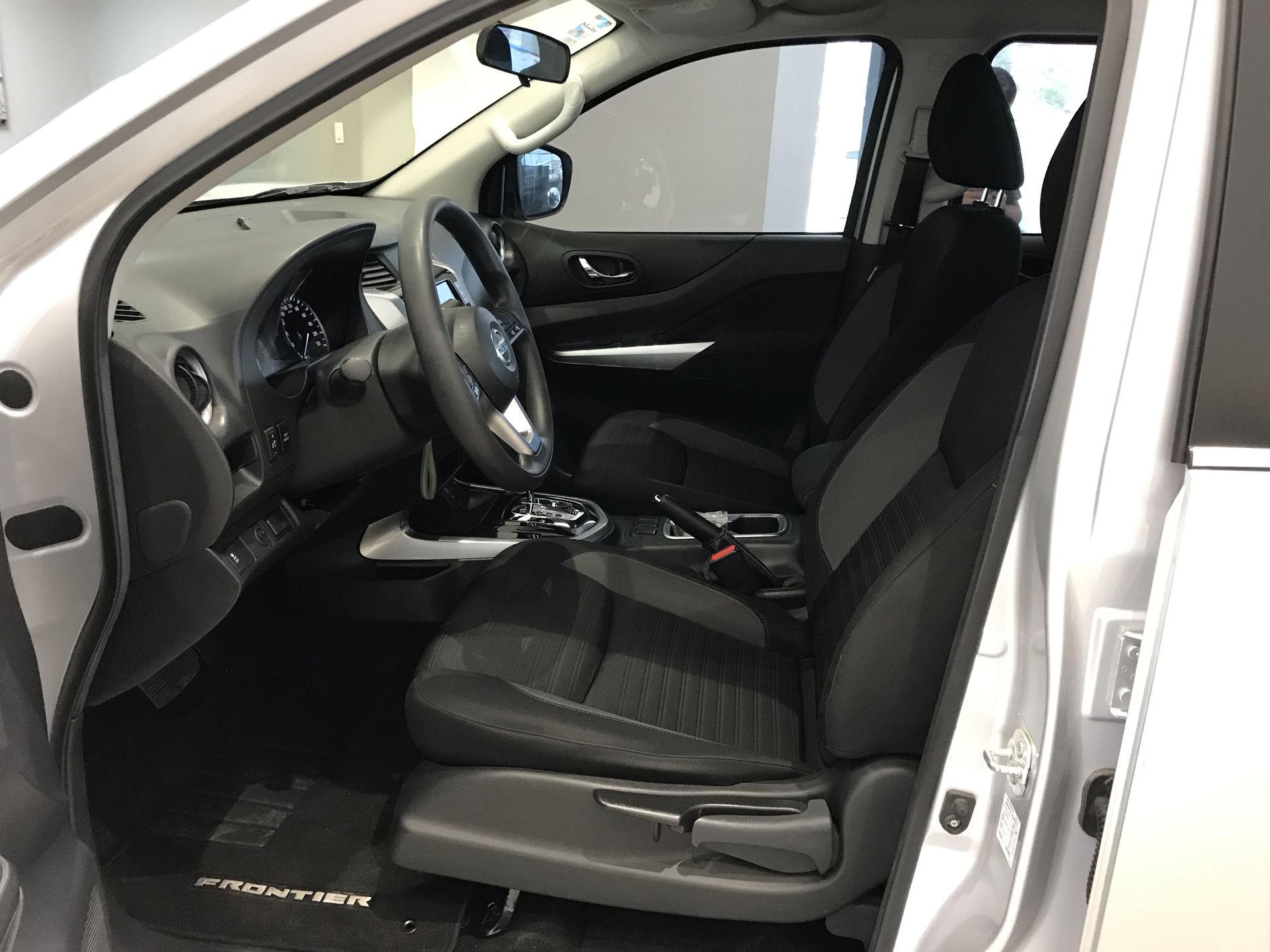 2021 Nissan FRONTIER LE TA 21