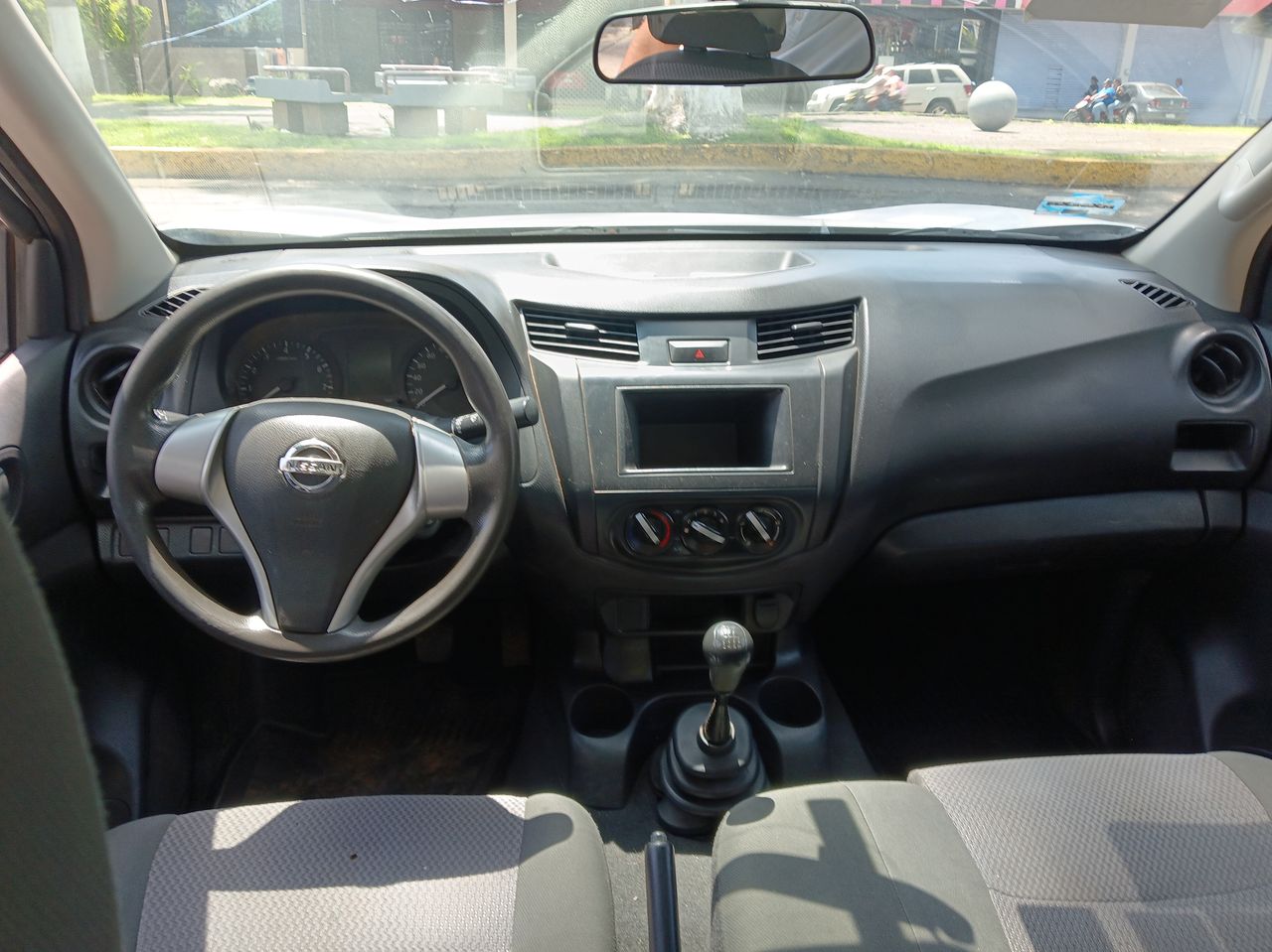 2017 Nissan NP300 DOBLE CABINA S TM AC PAQ. SEG. 6VEL