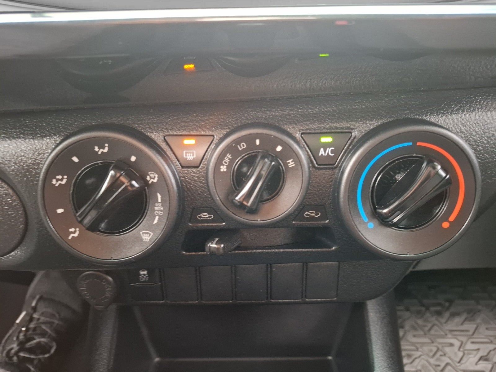 2023 Toyota HILUX D-CAB BASE